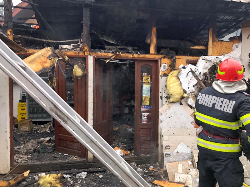 Magazin distrus de foc la Oanțu