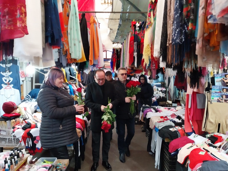 FOTO. Flori pentru șoferițe în trafic și pentru vânzătoarele din Piața Târgu Neamț, ZCH NEWS - sursa ta de informații