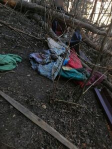Omul care trăia printre gunoaie a fost evacuat de pe Pietricica, ZCH NEWS - sursa ta de informații