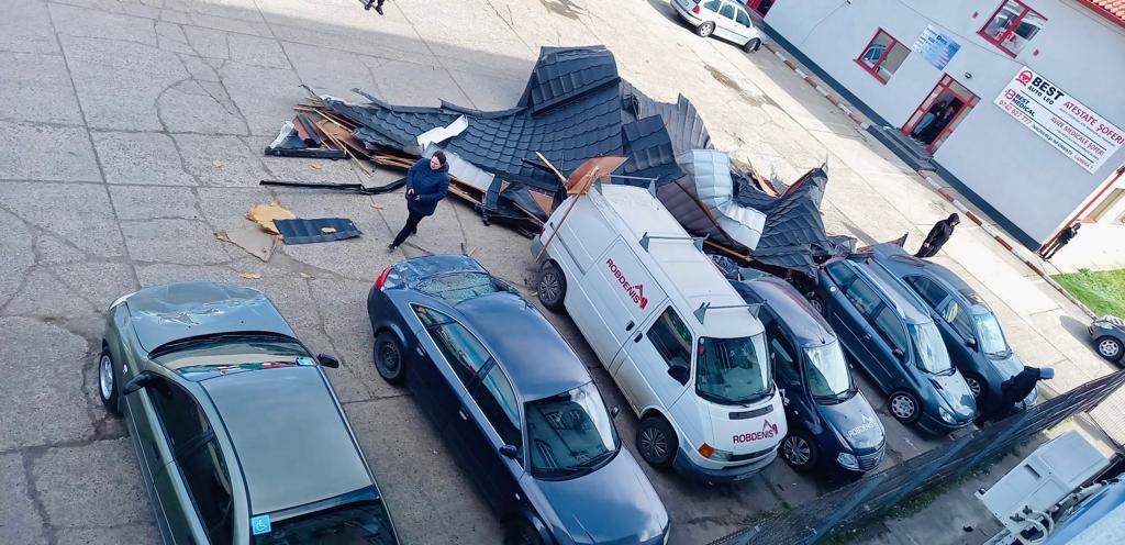 Acoperișul Jandarmeriei a căzut pe 8 mașini, ZCH NEWS - sursa ta de informații