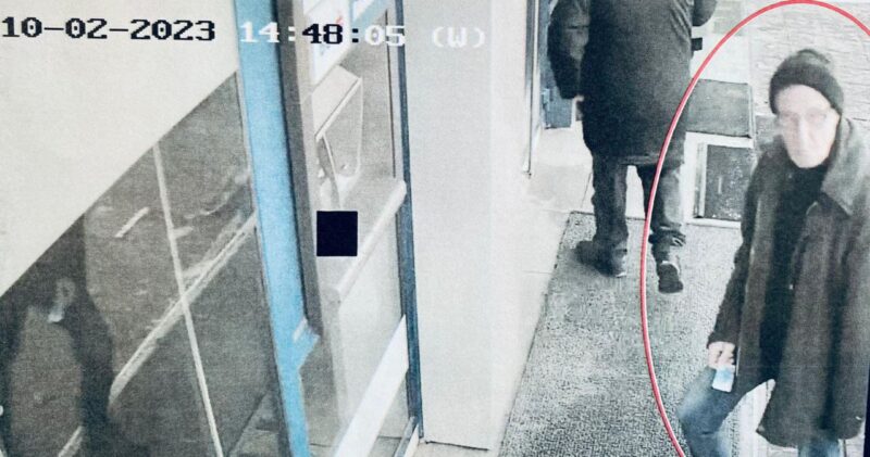 FOTO. Un vârstnic este căutat de poliție fiindcă a furat 2.000 lei dintr-un bancomat