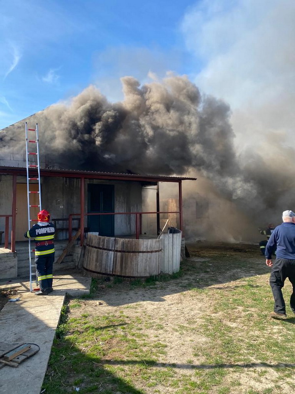 Incendiu din neglijență: două case au ars iar un bărbat a suferit arsuri, ZCH NEWS - sursa ta de informații