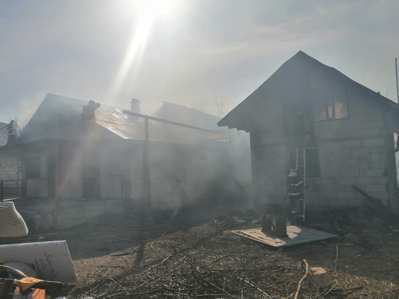 Incendiu din neglijență: două case au ars iar un bărbat a suferit arsuri, ZCH NEWS - sursa ta de informații