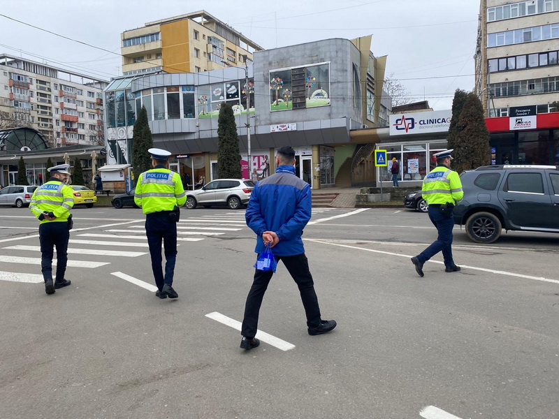 FOTO&#038;VIDEO Polițiștii și inspectorii RAR au împărțit zâmbete și mărțișoare, ZCH NEWS - sursa ta de informații