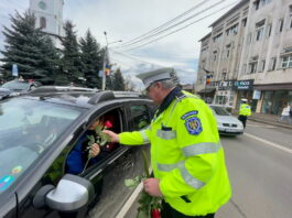 FOTO. Flori pentru șoferițe în trafic și pentru vânzătoarele din Piața Târgu Neamț