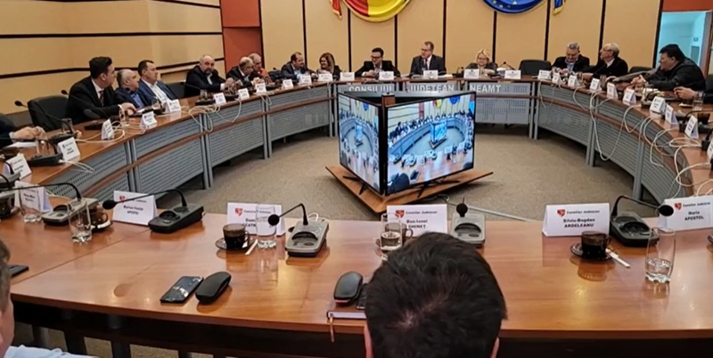 Generozitate în teorie: „Foarte simplu, toţi consilierii judeţeni, locali şi parlamentarii să-şi doneze indemnizaţiile!…”