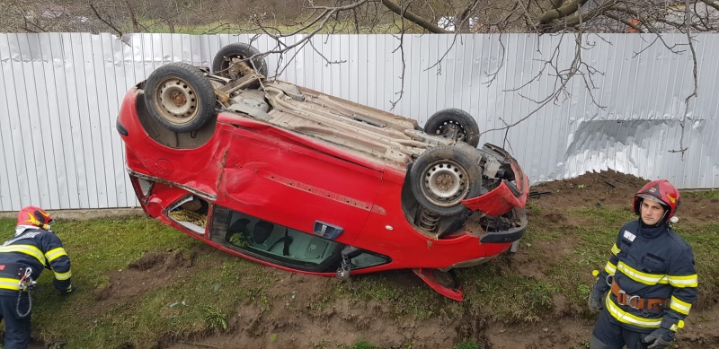 FOTO. Manevră periculoasă, accident spectaculos