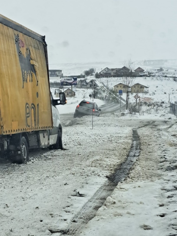 VIDEO/FOTO. Piatra-Neamţ: Cisternă cu ciment împotmolită în zăpadă, ZCH NEWS - sursa ta de informații