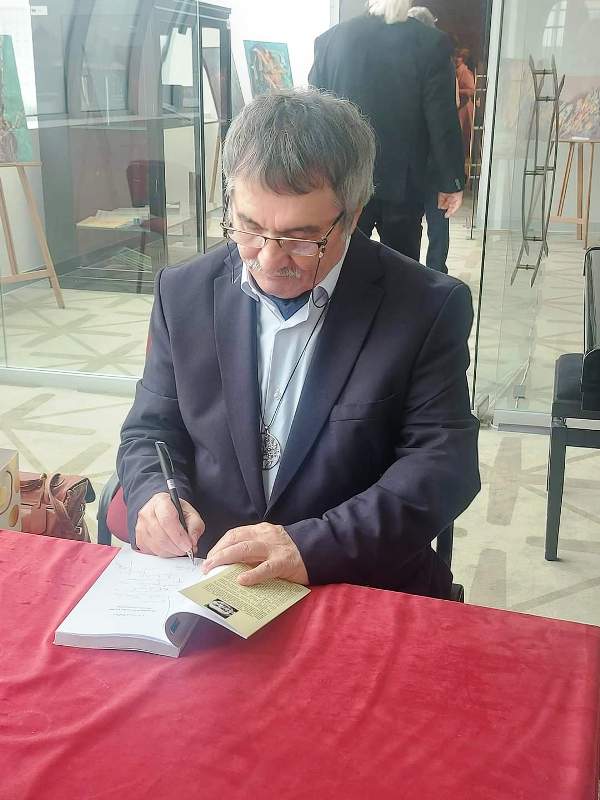 Foto. Poetul Daniel Corbu, cetățean de onoare al municipiului Iași, ZCH NEWS - sursa ta de informații
