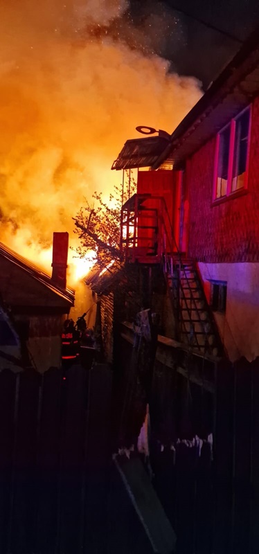 Știre actualizată. VIDEO/FOTO. Incendiu puternic la o casă din Piatra Neamț, ZCH NEWS - sursa ta de informații