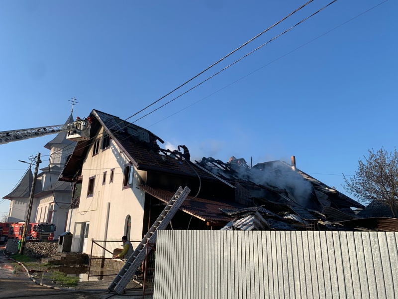 FOTO-VIVDEO: Incendiu devastator la o casă parohială. Intervenția a durat 7 ore, ZCH NEWS - sursa ta de informații