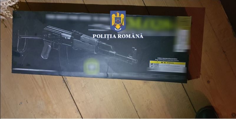 FOTO. Arme importate prin curierat, percheziții în Neamț, ZCH NEWS - sursa ta de informații