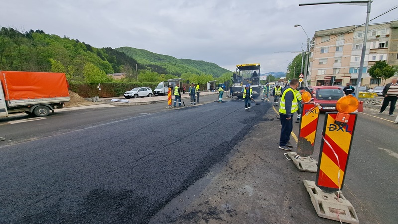 FOTO. Piatra Neamț: Se toarnă asfalt pe podul de la piaţa centrală, ZCH NEWS - sursa ta de informații