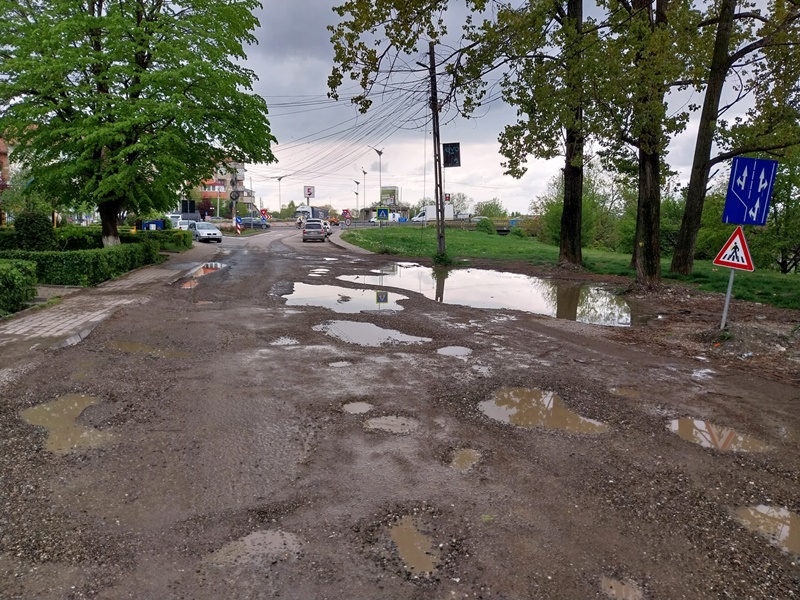 Târgu Neamț: Parcări auto în locul plopilor tăiați din zona digului de la intrarea în oraș, ZCH NEWS - sursa ta de informații