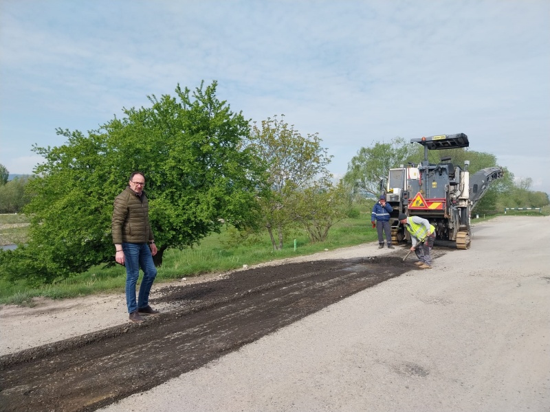 Foto. Târgu Neamț: Au început lucrările de reabilitare a drumului forestier de pe dig Ozana