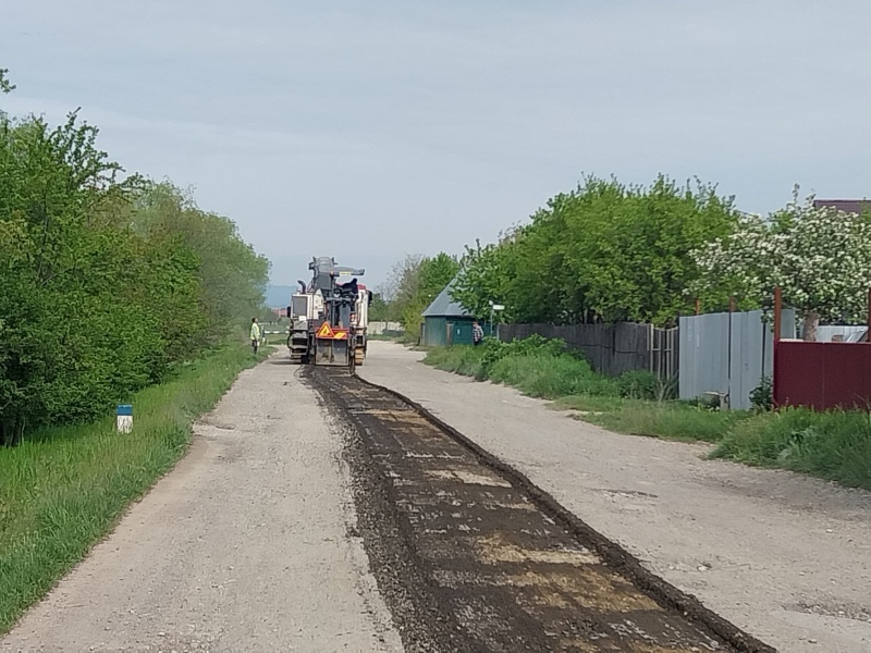 Foto. Târgu Neamț: Au început lucrările de reabilitare a drumului forestier de pe dig Ozana, ZCH NEWS - sursa ta de informații