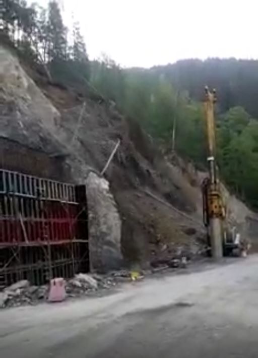 Drum național blocat din cauza alunecărilor de teren