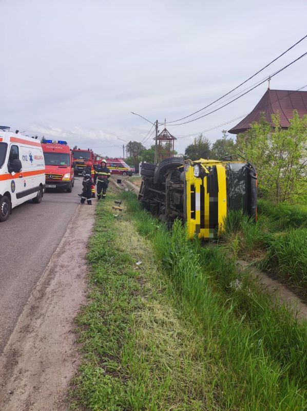 FOTO. Camion răsturnat în șanț, doi răniți, ZCH NEWS - sursa ta de informații