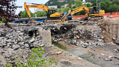  Piatra-Neamț: Podul de la spital demolat aproape pe jumătate, ZCH NEWS - sursa ta de informații