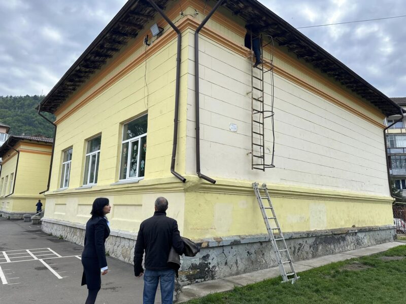 Știre actualizată. FOTO. Clădire evacuată după prăbușirea tavanului dintr-o clasă la Școala 2 Piatra-Neamț, ZCH NEWS - sursa ta de informații