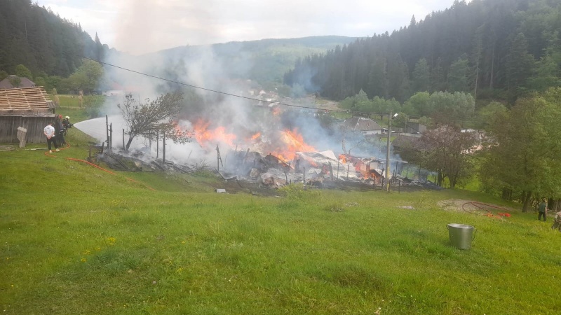 Știre actualizată. FOTO. Incendiu la casa părintelui Proclu Nicău din satul Mitocu Bălan, ZCH NEWS - sursa ta de informații
