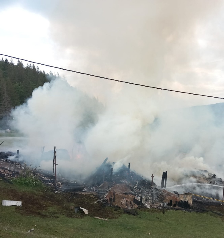 Știre actualizată. FOTO. Incendiu la casa părintelui Proclu Nicău din satul Mitocu Bălan, ZCH NEWS - sursa ta de informații