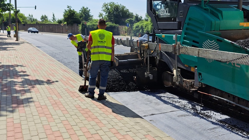 FOTO. Piatra Neamț: Se toarnă stratul final de asfalt pe coridorul B-dul 9 Mai – Str. Dimitrie Leonida, ZCH NEWS - sursa ta de informații