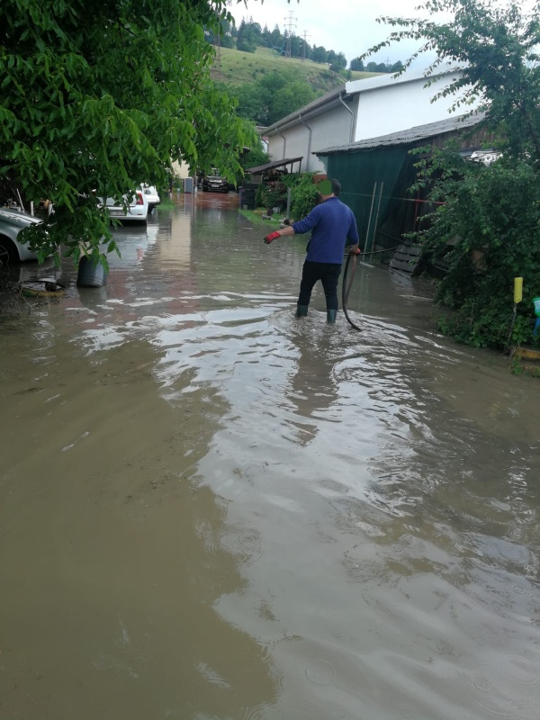 Neamț. Consecințele furtunilor: curți și case inundate, probleme de circulație, ZCH NEWS - sursa ta de informații