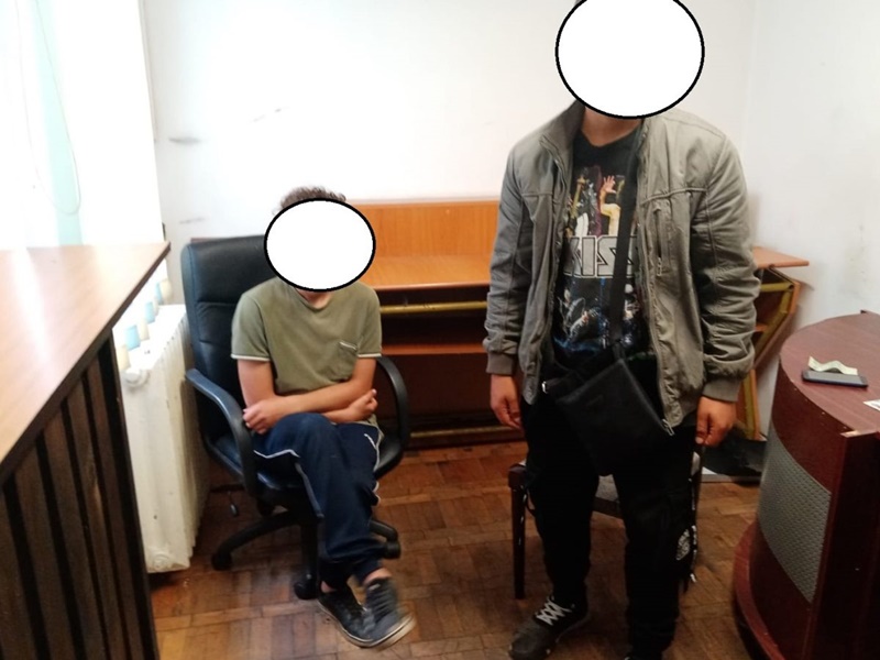 Prinşi la furat şampon în supermarket