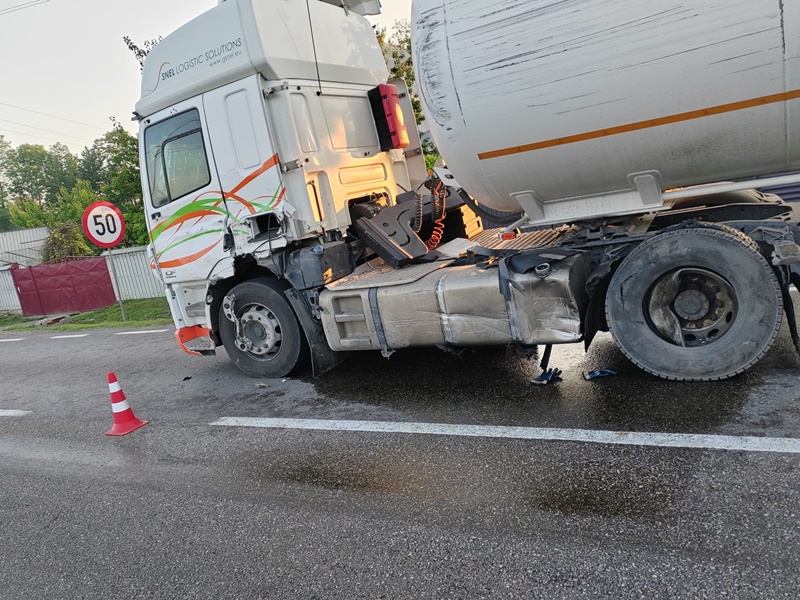 FOTO. Accident grav pe DN2 între o autocisternă plină cu GPL și un TIR. Traficul spre Suceava este deviat prin Târgu Neamț, ZCH NEWS - sursa ta de informații