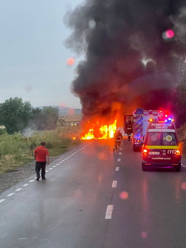 FOTO. Un autobuz s-a aprins în mers și a ars ca o torță: 30 de pasageri s-au evacuat la limită, ZCH NEWS - sursa ta de informații