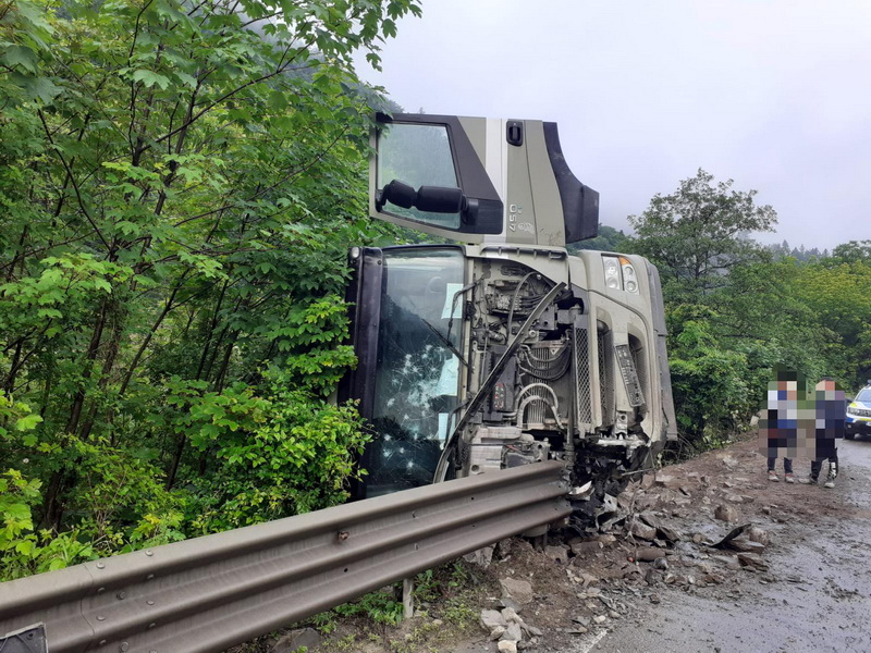 Accident spectaculos: o mașină de mare tonaj a ajuns cu roțile în sus, ZCH NEWS - sursa ta de informații