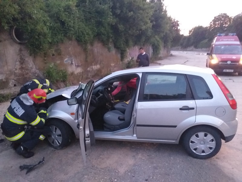 FOTO. Accident spectaculos: o șoferiță a căzut cu mașina în albia Cuiejdiului, ZCH NEWS - sursa ta de informații