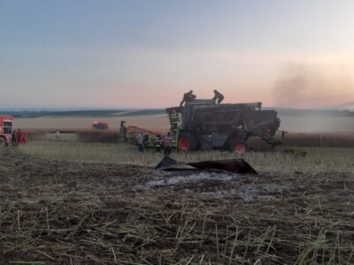 Un utilaj agricol a luat foc în timp ce recolta rapiță, ZCH NEWS - sursa ta de informații