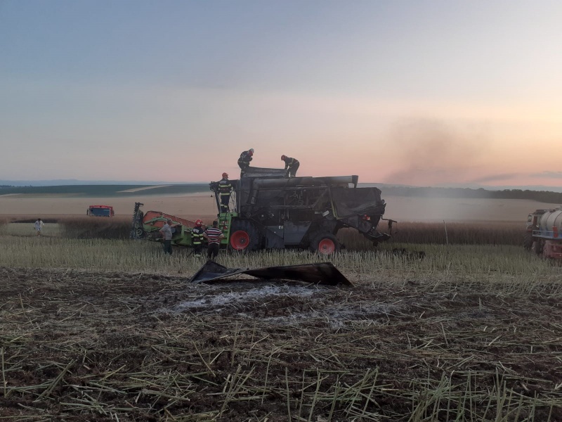 Un utilaj agricol a luat foc în timp ce recolta rapiță