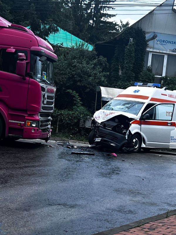 Știre actualizată. FOTO. Accident cu o ambulanță la Târgu Neamț, ZCH NEWS - sursa ta de informații