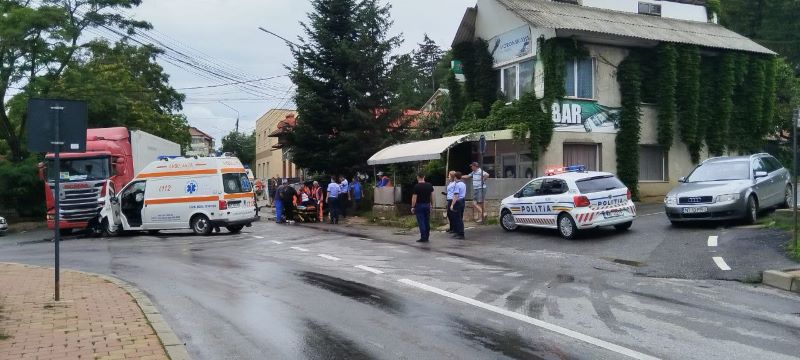 Știre actualizată. FOTO. Accident cu o ambulanță la Târgu Neamț