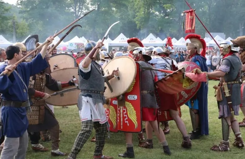 Spectacol cu lupte între daci și romani la Festivalul Dacic Petrodava, ZCH NEWS - sursa ta de informații