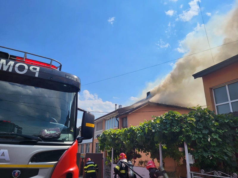 Incendiu la Roznov, ZCH NEWS - sursa ta de informații