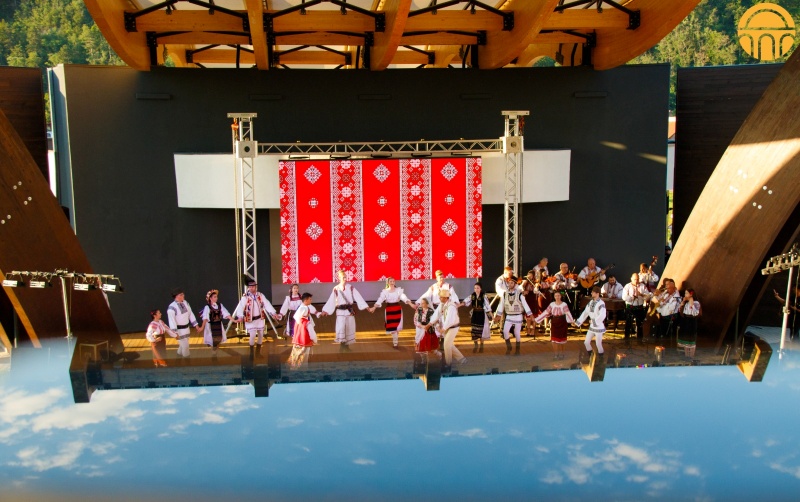 FOTO. Festivalul de Folclor Ceahlăul în noul amfiteatru din Târgu Neamț, ZCH NEWS - sursa ta de informații