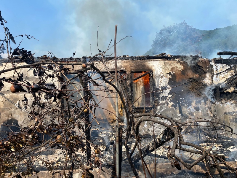 FOTO. Incendiu la două case din Tarcău, ZCH NEWS - sursa ta de informații
