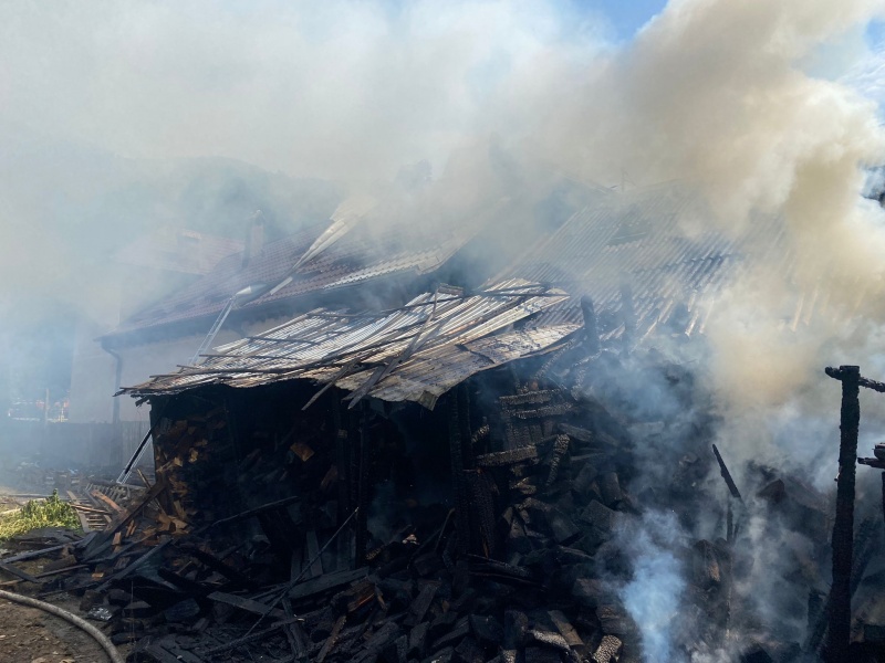 FOTO. Incendiu la două case din Tarcău, ZCH NEWS - sursa ta de informații