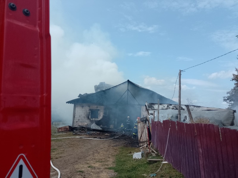 FOTO. Incendiu la Răucești: un adăpost pentru animale s-a făcut scrum de la un scurtcircuit, ZCH NEWS - sursa ta de informații