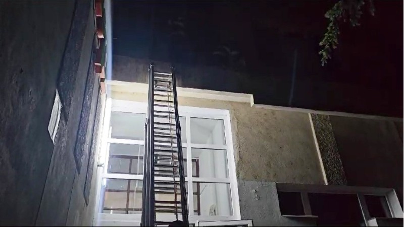 Tragic: O mamă și-a aruncat cei doi copii de la etaj și a vrut apoi să-și ia viața! Unul dintre micuți a murit