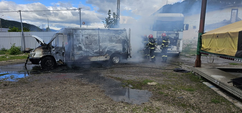 ACTUALIZARE Două mașini ard ca niște torțe în curtea unei firme pietrene, ZCH NEWS - sursa ta de informații