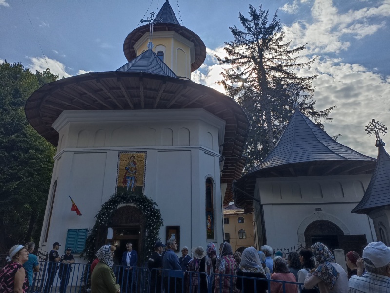 Foto-Video. Mitropolitul Moldovei și Bucovinei a resfințit Biserica „Sfântul Mare Mucenic Gheorghe” din Piatra Neamţ, ZCH NEWS - sursa ta de informații