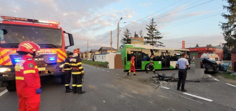 VIDEO/FOTO. Un autobuz de la Troleibuzul, cu 10 călători, implicat într-un accident