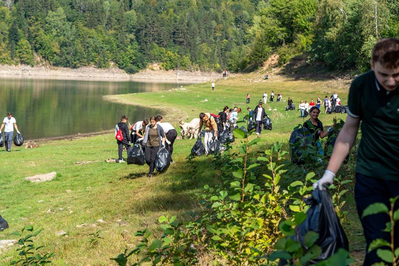 Peste 1.000 de saci de gunoi au fost strânși de pe malul Lacului Bicaz, ZCH NEWS - sursa ta de informații