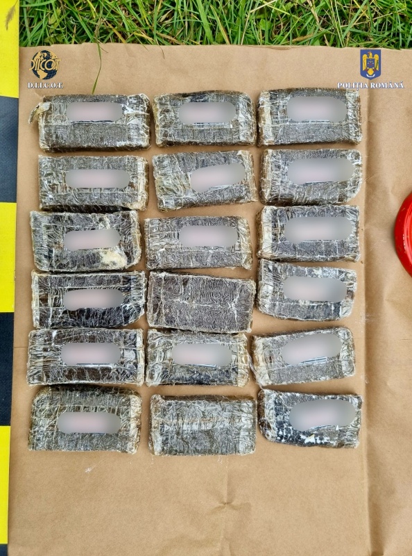 FOTO. Percheziții într-un dosar de trafic de droguri: au fost găsite 4 kilograme de canabis, ZCH NEWS - sursa ta de informații