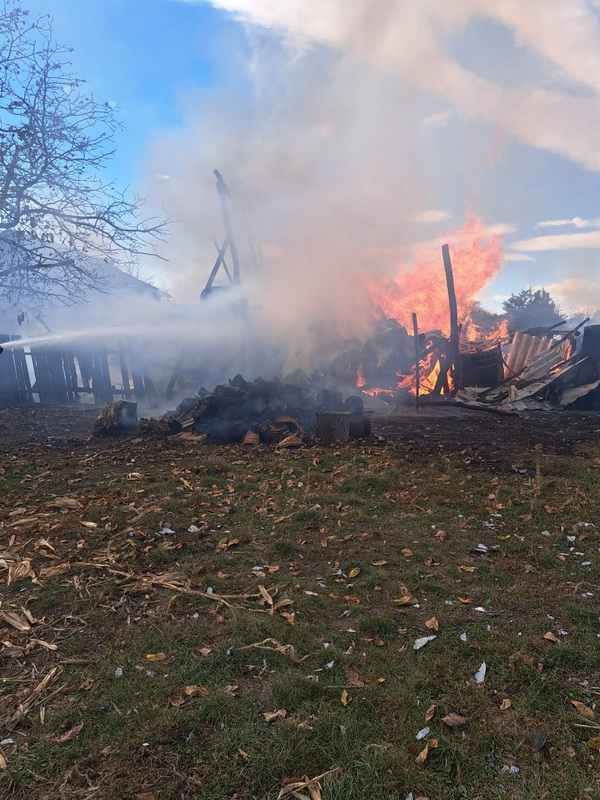 Incendiu violent în localitatea Ion Creangă: au ars zeci de tone de furaje și cereale, ZCH NEWS - sursa ta de informații